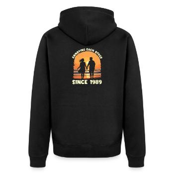 Anniversaire du harcèlement mutuel depuis 1989 - Veste à capuche bio Premium Unisexe - noir - Dos - Nico (187cm)