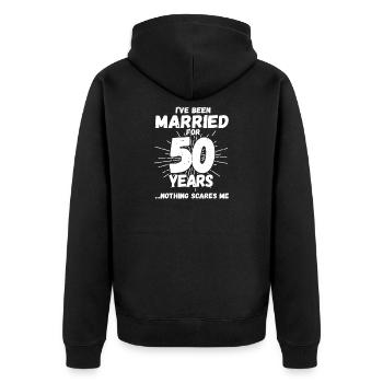 50 ans de mariage - Rien ne me fait peur - Veste à capuche bio Premium Unisexe - noir - Dos - Nico (187cm)
