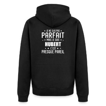 Hubert: authentisch, unvollkommen, Top, Perfektion - Unisex Premium Bio Zip Hoodie - Schwarz - Hinten - Nico (187cm)