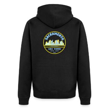 Sacramento Skyline Vintage Badge – Kalifornien - Unisex Premium Bio Zip Hoodie - Schwarz - Hinten - Nico (187cm)