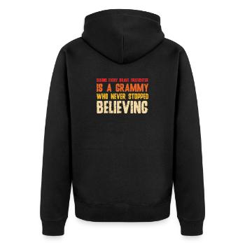 Hinter jedem mutigen Feuerwehrmann steht ein Grammy - Unisex Premium Bio Zip Hoodie - Schwarz - Hinten - Nico (187cm)