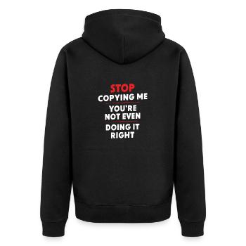 Hör auf, mich zu kopieren, du machst es nicht einmal richtig, Hum - Unisex Premium Bio Zip Hoodie - Schwarz - Hinten - Nico (187cm)