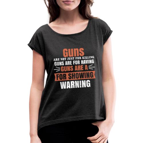 Mit Waffen fühlen sich kleine Männer groß - Frauen T-Shirt mit gerollten Ärmeln