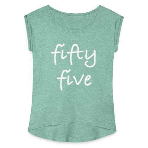 Fiftyfive -teksti valkoisena kahdessa rivissä - Naisten T-paita, jossa rullatut hihat
