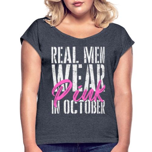 Tosimiehet käyttää vaaleanpunaista lokakuussa - Naisten T-paita, jossa rullatut hihat