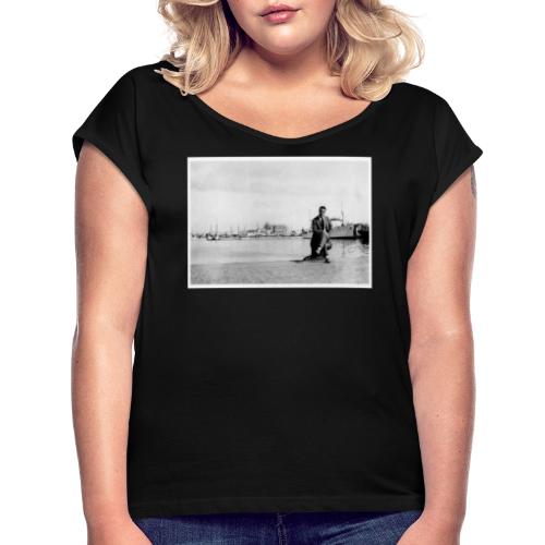 Foto | Vintage | Mann in Anzug sitzend vor Hafen - Frauen T-Shirt mit gerollten Ärmeln
