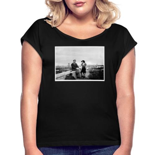 Verliebtes Paar auf Mauer sitzend | Vintage Shirt - Frauen T-Shirt mit gerollten Ärmeln