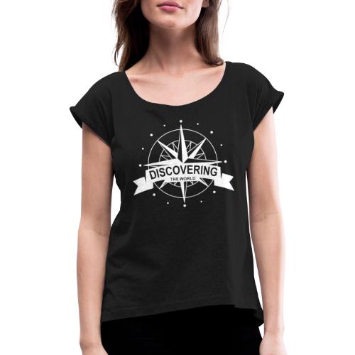 Logo in weiß: discovering the world - Frauen T-Shirt mit gerollten Ärmeln