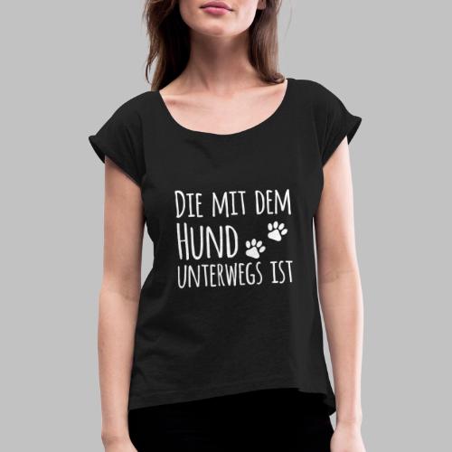 Die mit dem Hund unterwegs ist - Hundepfoten - Frauen T-Shirt mit gerollten Ärmeln