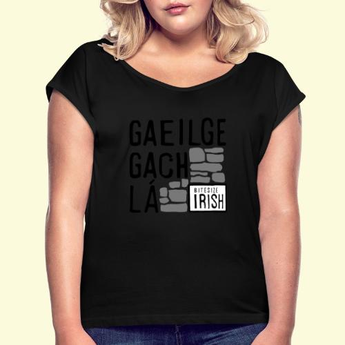 BITESIZE Logo Yellow Gaeilge Gach Lá - Women's T-Shirt with rolled up sleeves