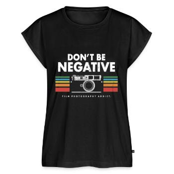 DON'T BE NEGATIVE 35MM RANGEFINDER KAMERA GESCHENK - Frauen Premium Bio Top - Schwarz - Vorne - AI Model Female 172 light (172cm)