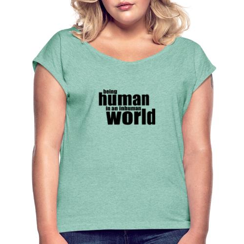 Bycie człowiekiem w nieludzkim świecie - Koszulka damska z lekko podwiniętymi rękawami