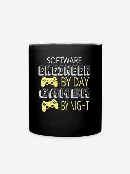 Funny - Software Engineer by Day Gamer by Night - Ensfarvet krus - sort