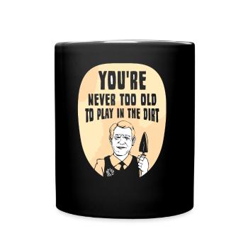 Man Ist Nie Zu Alt Um Im Dreck Zu Spielen Opa - Tasse einfarbig - Schwarz - Vorne