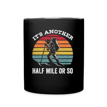 Es Ist Noch Eine Halbe Meile Oder So Wanderung - Tasse einfarbig - Schwarz - Vorne