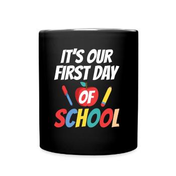 Es Ist Unser Erster Schultag Schule Schulstart - Tasse einfarbig - Schwarz - Vorne