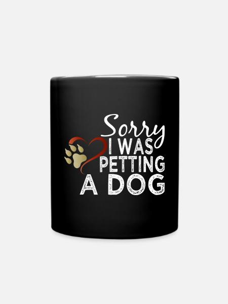 Désolé d’être en retard, je caressais un chien toujours en retard - Mug uni - noir