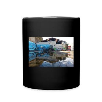 Urbane Reflexionen – Blaues Graffiti - Tasse einfarbig - Schwarz - Vorne