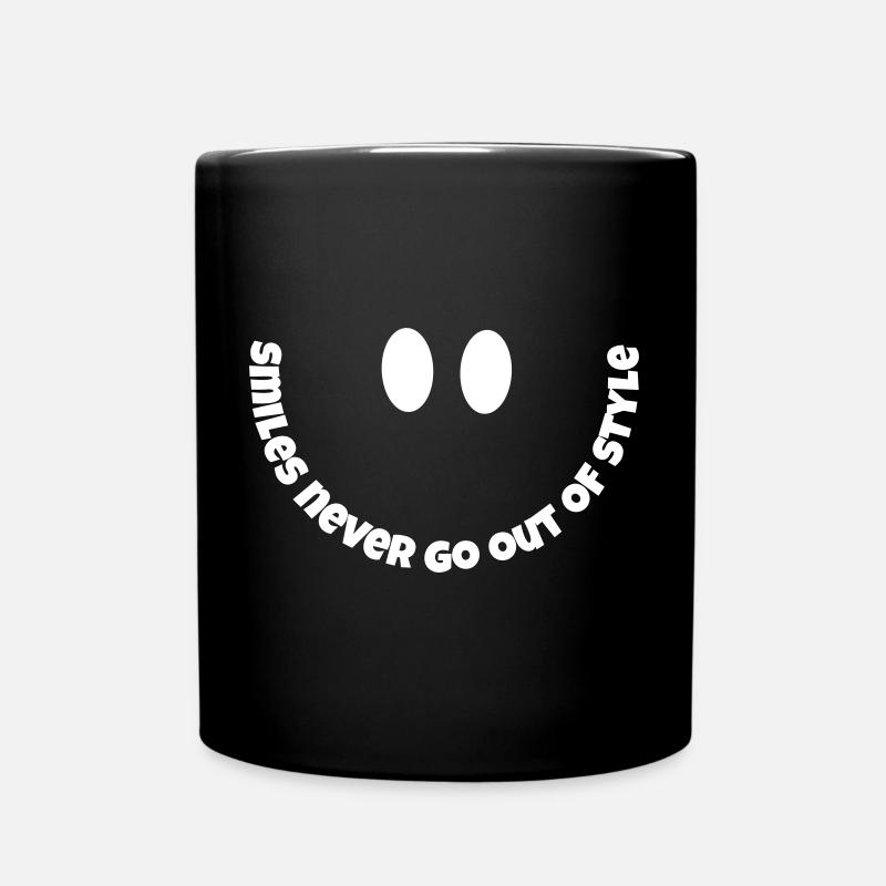 Les sourires ne se démodent jamais - Mug uni - noir