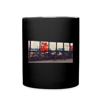Fahrradkolonne am Bahnzaun - Tasse einfarbig - Schwarz - Vorne