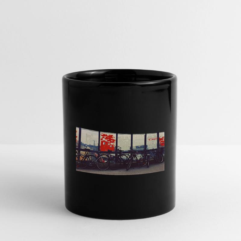 Convoi de vélos à la clôture ferroviaire Mug uni