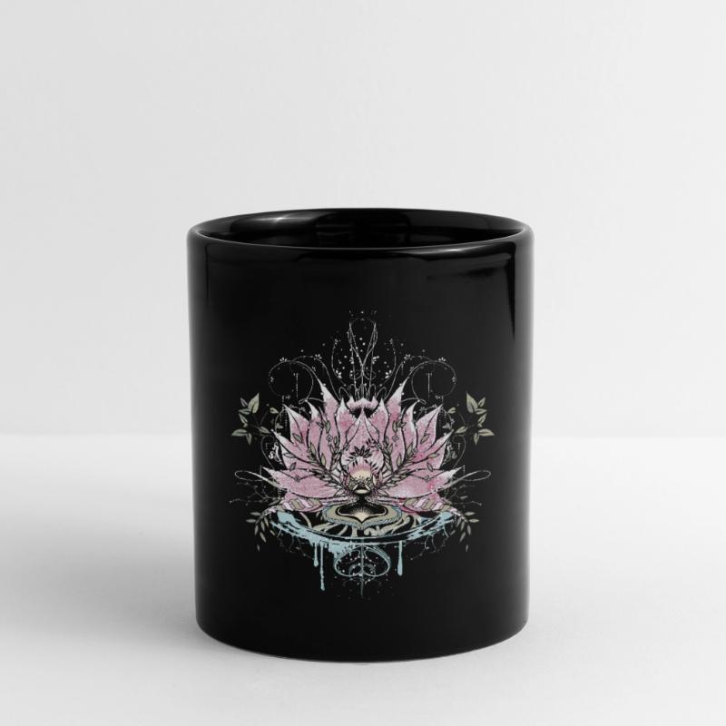 Fleur de lotus délicate avec des éléments d’eau et des graffitis Mug uni