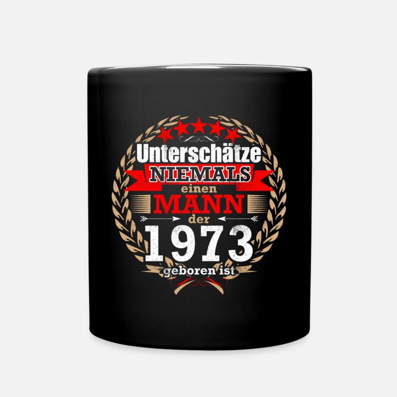Unterschätze NIE einen Mann, der 1973 geboren ist! - Tasse einfarbig - Schwarz