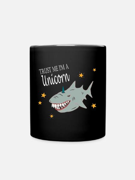 Zaufaj mi, że jestem jednorożcem Śmiejąc Shark Fake Jednorożec - Kubek jednokolorowy - czarny
