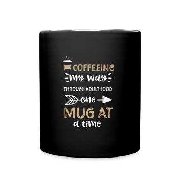 Coffeeing my way through adultho... - Tasse einfarbig - Schwarz - Vorne