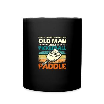 Sous-estimer un vieil homme avec une pagaie de pickleball - Mug uni - noir - Devant