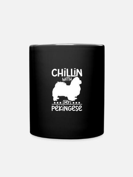 Chillin with my best friend pekingese - Tasse einfarbig - Schwarz
