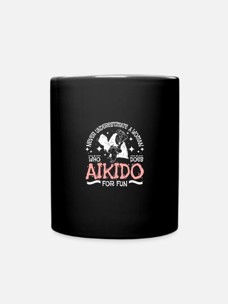 Never underestimate a woman who does aikido - Tasse einfarbig - Schwarz