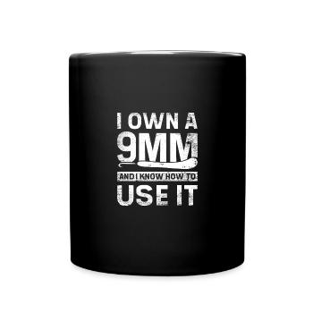 I own a 9mm and I know how to use it crochet - Tasse einfarbig - Schwarz - Vorne
