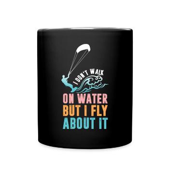 Auf dem Wasser laufen, Kitesurfing ist fliegen - Tasse einfarbig - Schwarz - Vorne