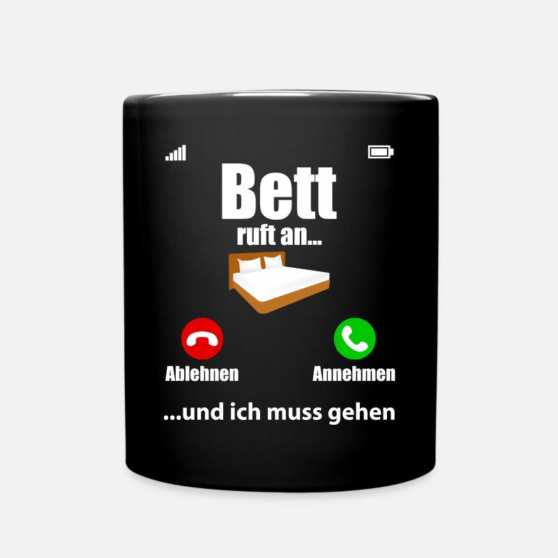 Bett Ruft An Lustiger Spruch Schlafen Geschenk - Tasse einfarbig - Schwarz