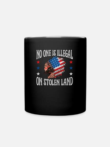 No One Is Illegal On Stolen Land, Native American - Mug uni - noir