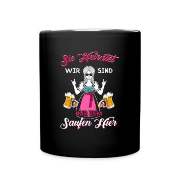Sie Heiratet Wir Sind Nur Zum Saufen Hier Dirndl - Tasse einfarbig - Schwarz - Vorne