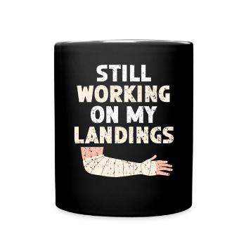Ich arbeite immer noch an meinen Landungen Broken Hand Verletzung - Tasse einfarbig - Schwarz - Vorne