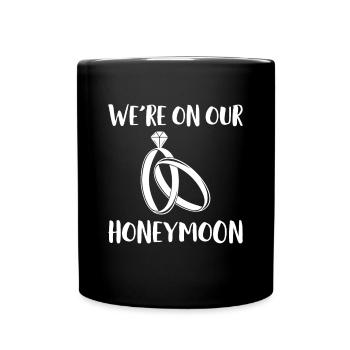 We´re On Our Honeymoon Flitterwochen Shirt - Tasse einfarbig - Schwarz - Vorne