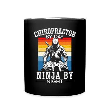 Chiropraktiker bei Tag Ninja bei Nacht Chiro Squad - Tasse einfarbig - Schwarz - Vorne