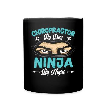 Chiropraktiker bei Tag Ninja bei Nacht Chiro Squad - Tasse einfarbig - Schwarz - Vorne