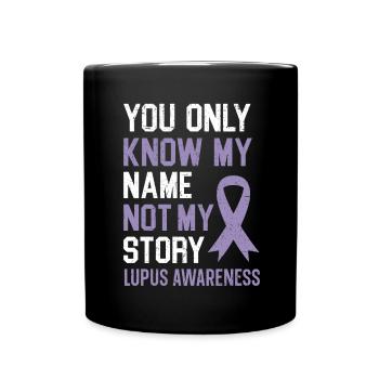 Vous ne connaissez que mon nom pas mon histoire Lupus Conscience - Mug uni - noir - Devant