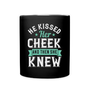 He kissed her cheek and then she knew - Full Colour Mug - black - Front