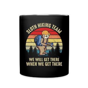 Das Sloth Hiking Team wird dort ankommen, wenn wir dort ankommen - Tasse einfarbig - Schwarz - Vorne