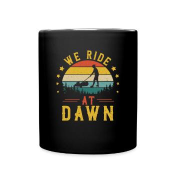 We Ride At Dawn Vintage Rasenmäher Gartenarbeit - Tasse einfarbig - Schwarz - Vorne