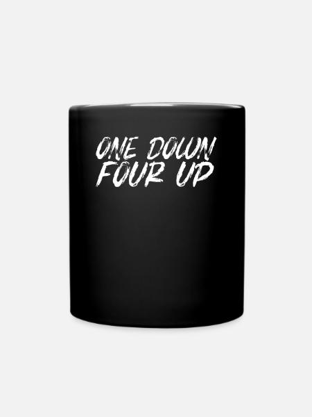 Eins Weniger, Vier Mehr - Tasse einfarbig - Schwarz