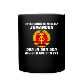 Unterschätze niemals einen alten Mann aus der DDR - Tasse einfarbig - Schwarz - Vorne