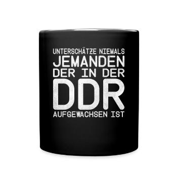 Unterschätze niemals einen alten Mann aus der DDR - Tasse einfarbig - Schwarz - Vorne