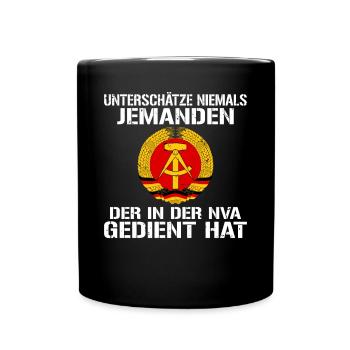 Unterschätze nie jemanden aus der NVA - Tasse einfarbig - Schwarz - Vorne