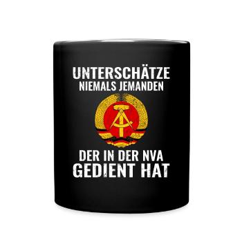 Unterschätze nie jemanden aus der NVA - Tasse einfarbig - Schwarz - Vorne